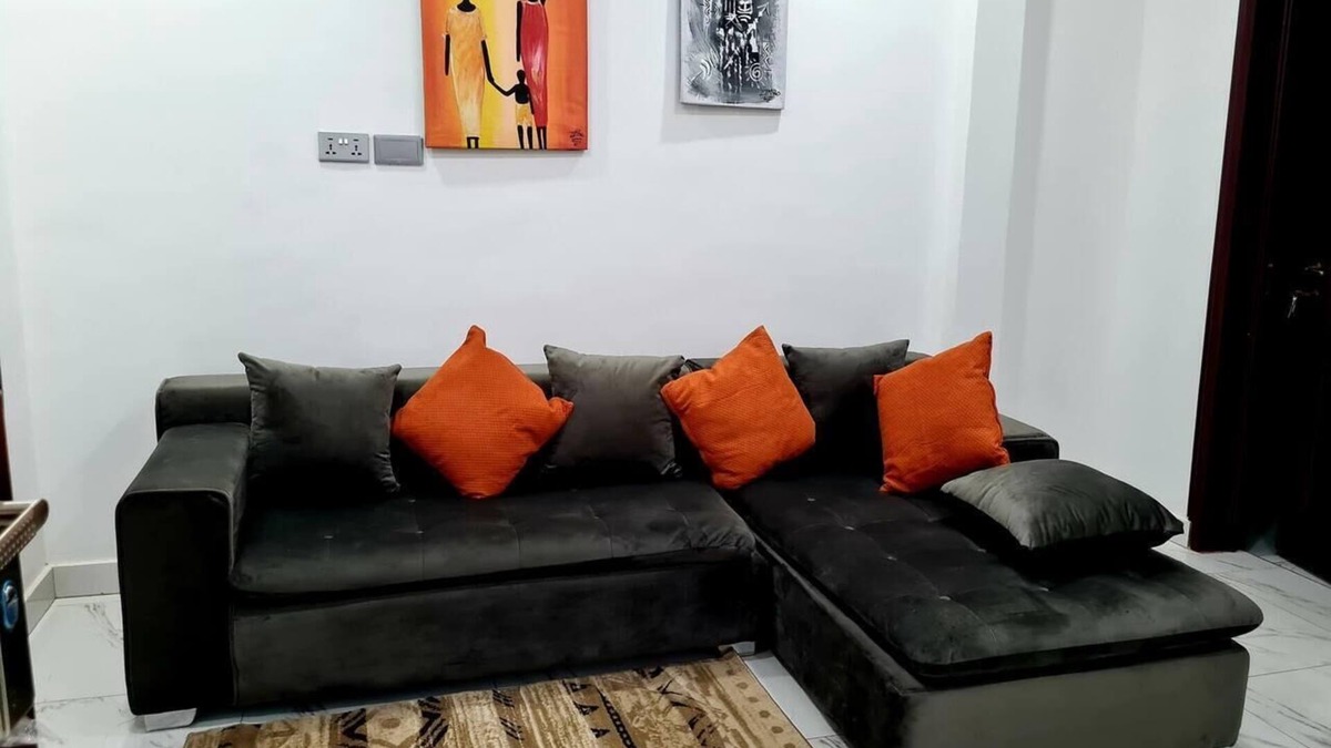 Accra Apartment | Comfy & Cozy Hideout ~ Close to Highway ~Parking