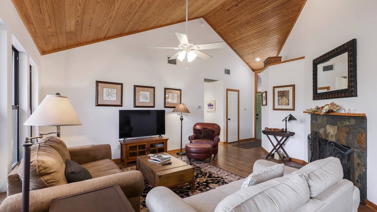 Barton Heights House | Comfy, cozy, private 2 bedroom home in Zilker.