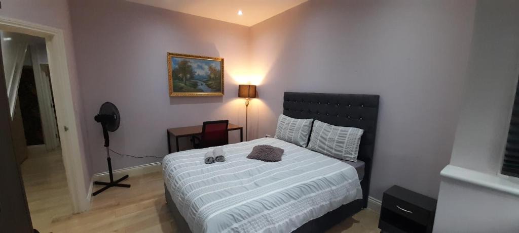 Boleyn House | Comfy Fenia Stay