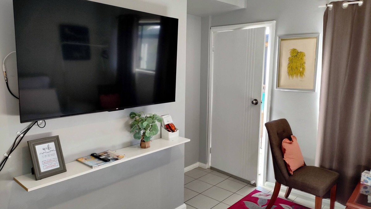 Windsor Ski Chalet | Comfy Ground-floor Ensuite Double Bed Room in welcoming Windsor with WiFi, AC