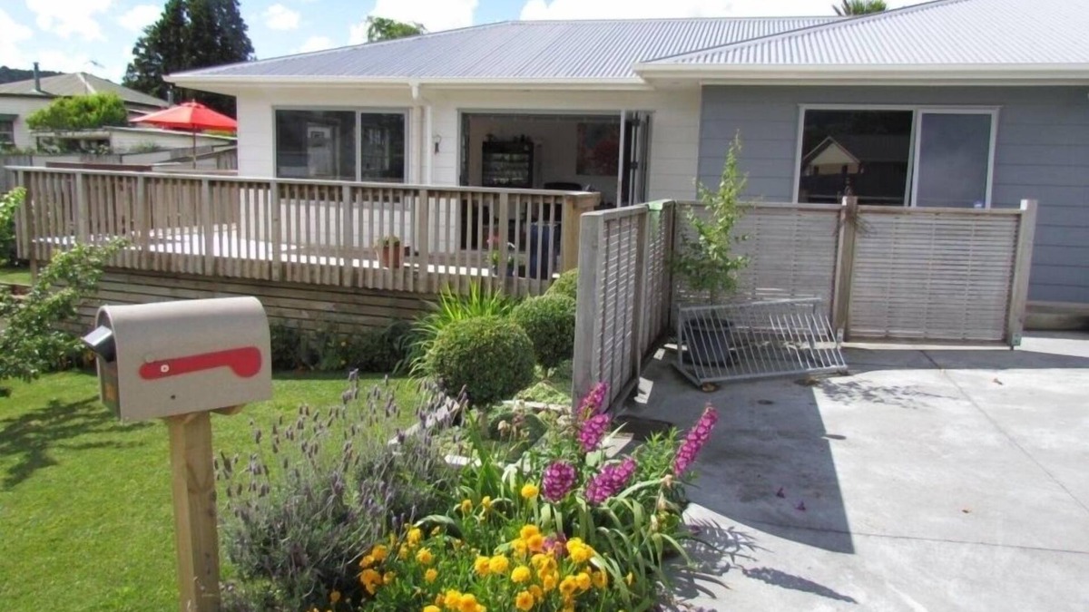 Waihi House | Comfy home opp Gilmour Lake.