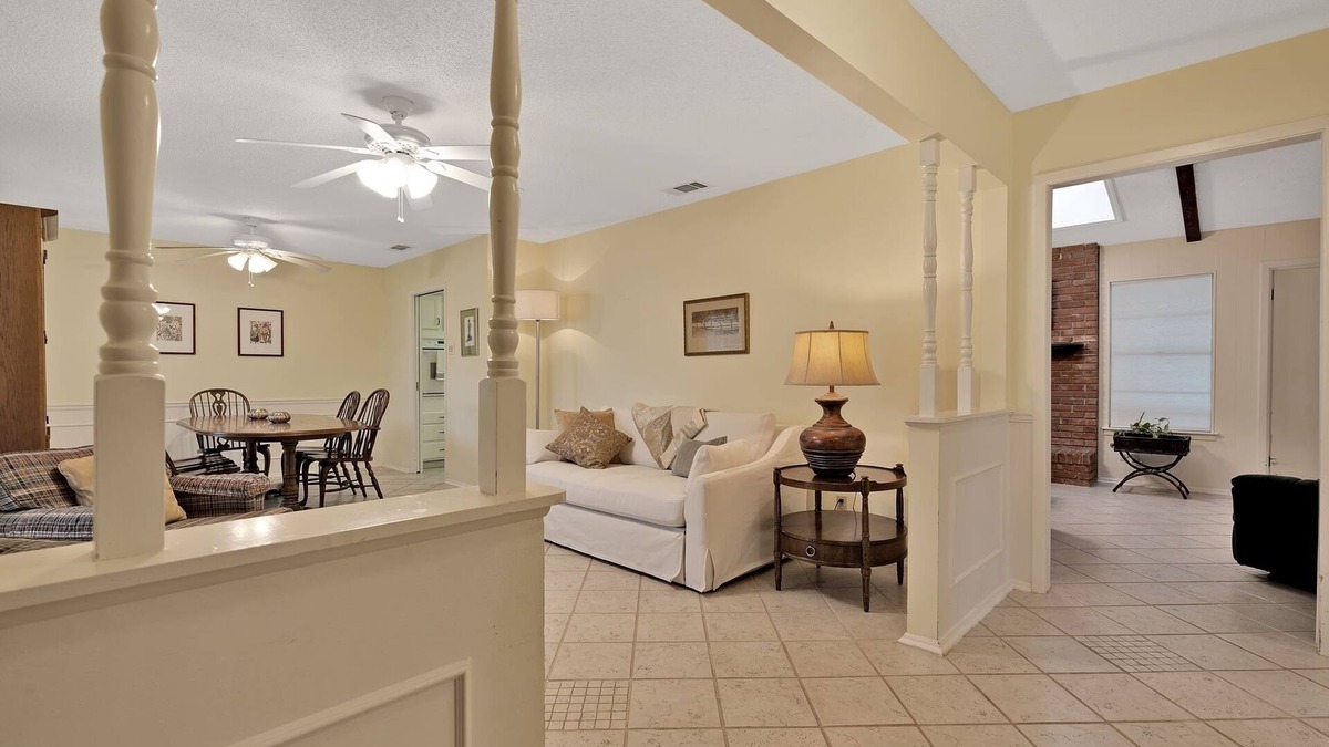 Universal City House | Comfy Home w/Great Accessibility by RedAwning