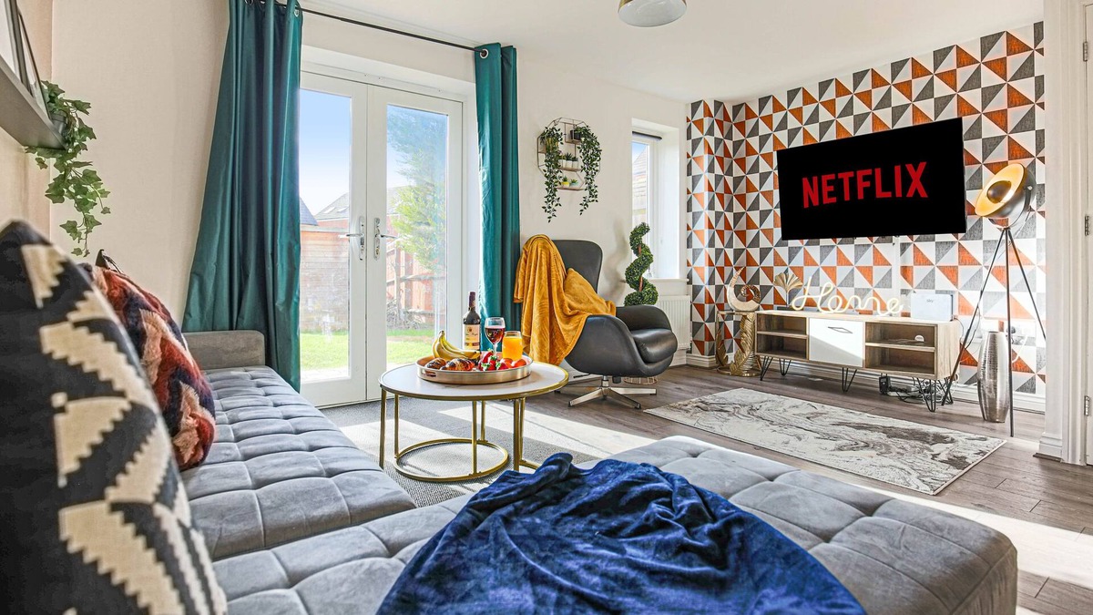 Newport Pagnell House | ⭐️Comfy House with Free Parking, Garden & Smart TV with Netflix by Yoko Property