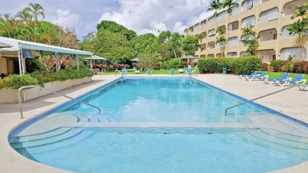 Sunset Crest Apartment | Comfy & peaceful apartment in tropical gardens with pool. 7mins walk to beach!