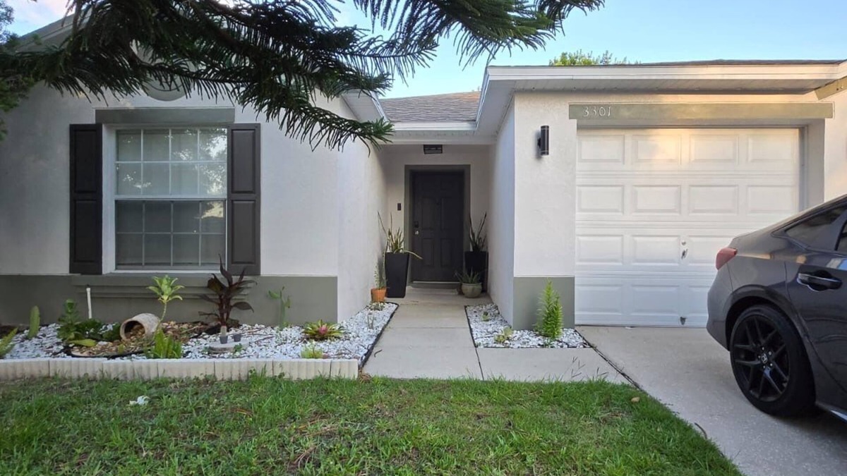Buena Ventura Lakes House | Comfy room with private bathroom