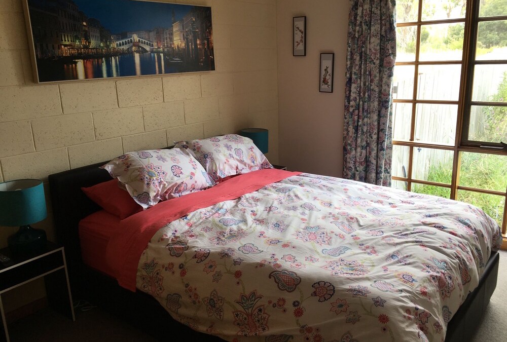 Dodges Ferry Apartment | Comfy & roomy 2 Bed Room unit 2 @ beachside Dodges. Just 30 min from Hobart