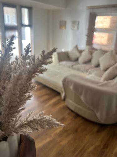 Island Gardens Apartment | Comfy Spacious Home-Near Canary Wharf & O2-Free Gated Parking