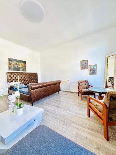 Grinzing Apartment | Comfy Studio Apt for up to 3P, 10Min to FAC Platz