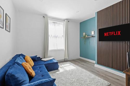 White Hart Lane House | Comfy Stylish Home with Hot Tub near Tottenham Hotspurs Stadium