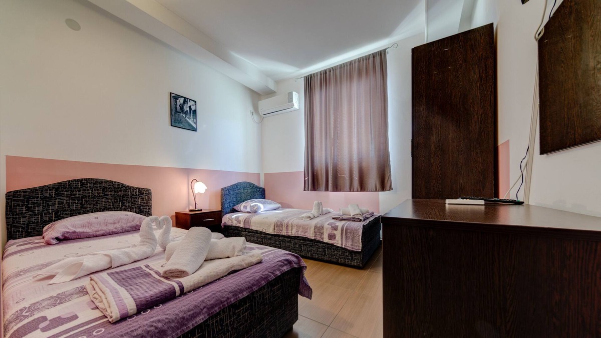 Rozino Apartment | Comfy Twin Room W Breakfast Near The City Center