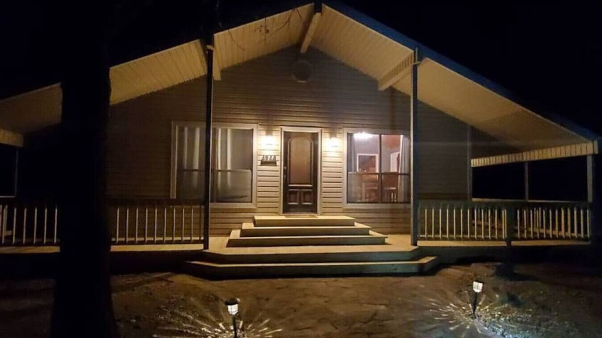 Sulphur House | Commander's Cabin - Family Friendly Adventure