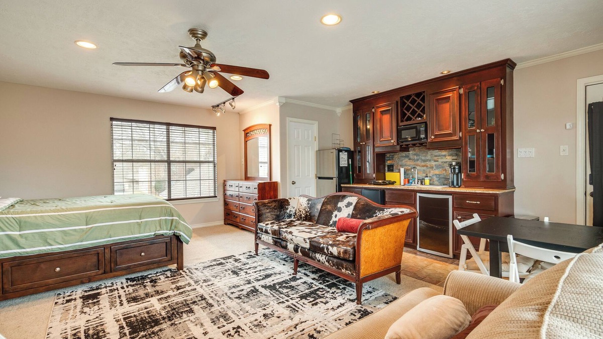 Wimbledon Falls Apartment | Community Pool Access: Studio in Tomball!