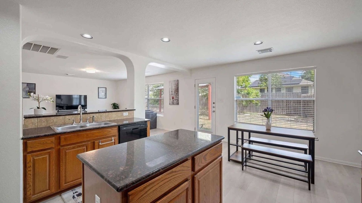 McNeil House | *CommunityPool*Huge Backyard*PetFriendly