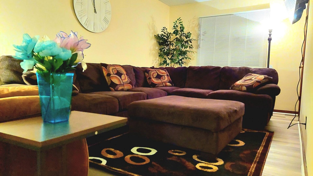 Columbia Apartment | Como's Finest- A Home Away From Home- Sleeps 10