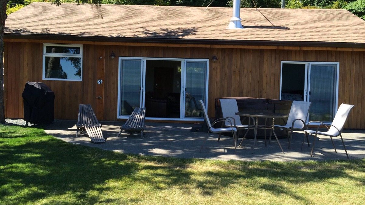 Courtenay Cottage | Comox Valley Walk-On Oceanfront Cottage (B) At Udina Bay on Vancouver Island