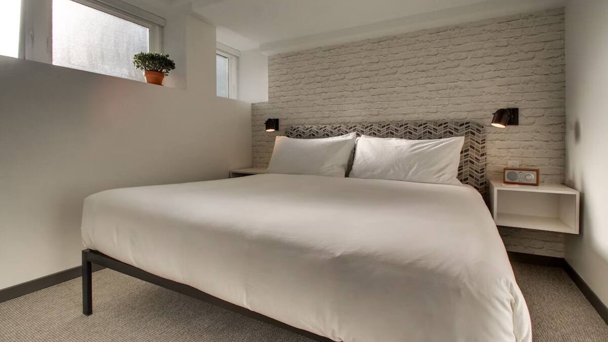 Foggy Bottom Hotel | Compact & Contemporary Stay Ideal for Business Travelers – Work & Relax