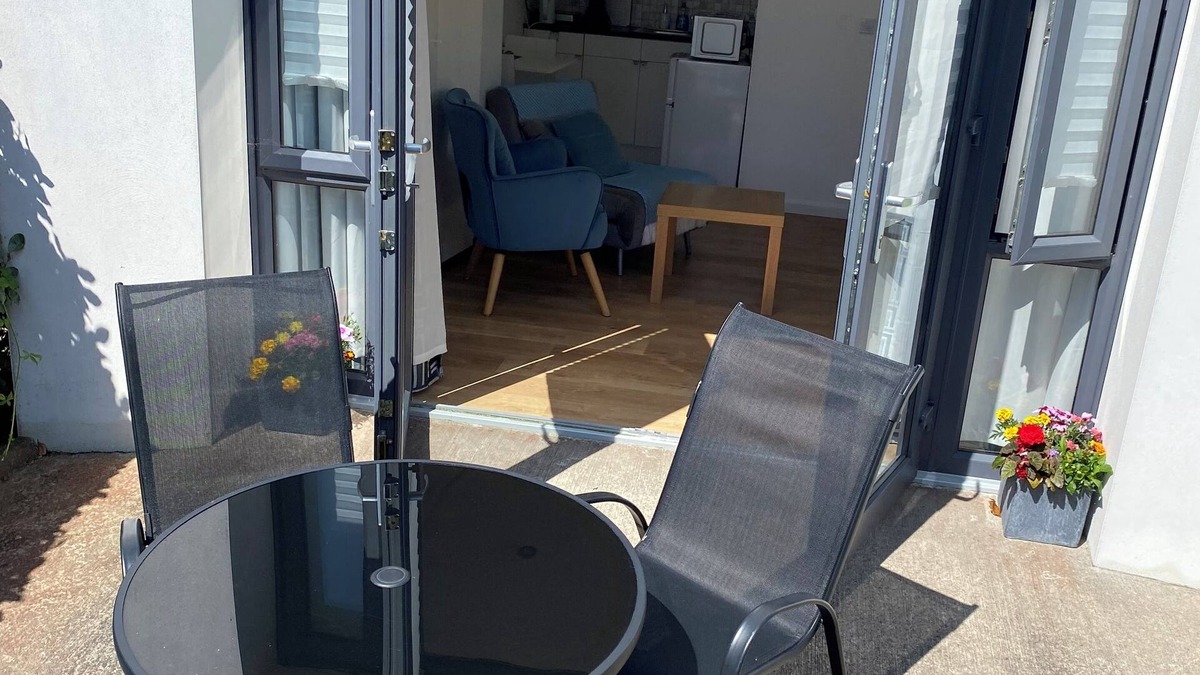 Ballincar Apartment | Compact, cosy, contained, self catering getaway in coastal village of Rosses Pt