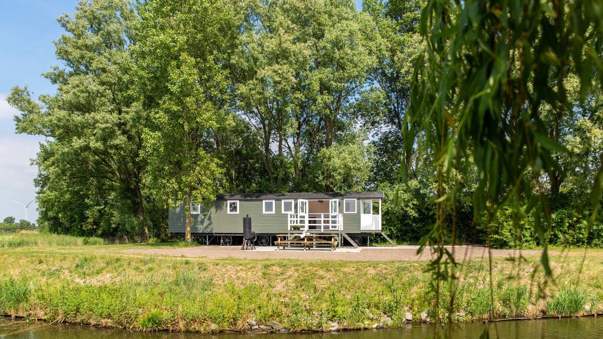 Middelharnis House | Completely new Pipowagen on grounds of monumental farmhouse overlooking pond.