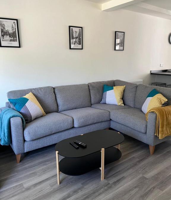 Epsom House | Completely refurbished home parking/close to shops