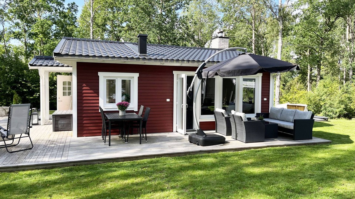 Jarnforsen Ski Chalet | Completely renovated and nice red cottage located next to Lake Flaten outside Virserum I SE05044