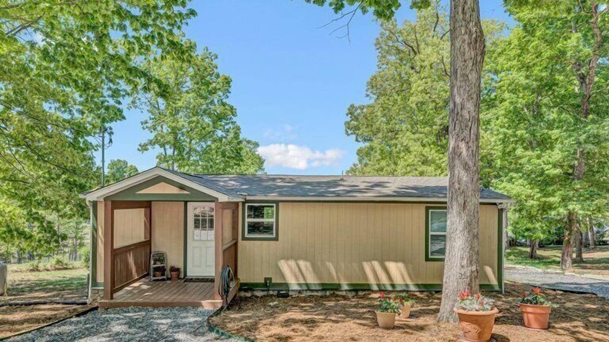 Huddleston House | COMPLETELY RENOVATED home located in Mitchell's Point Marina & RV Park. PET FRIENDLY & FIRE PIT!