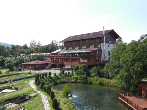 Arpasu de Sus Resort | Complex Pastravaria Albota