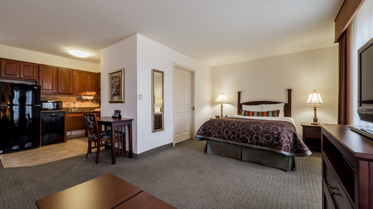 Oak Apartment | Complimentary Breakfast Buffet | Minutes from Shopping + White Sand Beaches