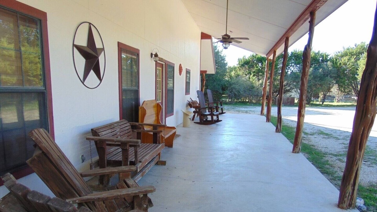Sabinal Cabin | CONCAN! Float 2 Cabin, Walk 2 Frio River, Volleyball, Comanche River Access!