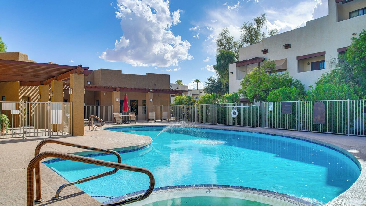 South Mountain Condo | Condo 1 Mi to South Mountain Park! Unwind Poolside