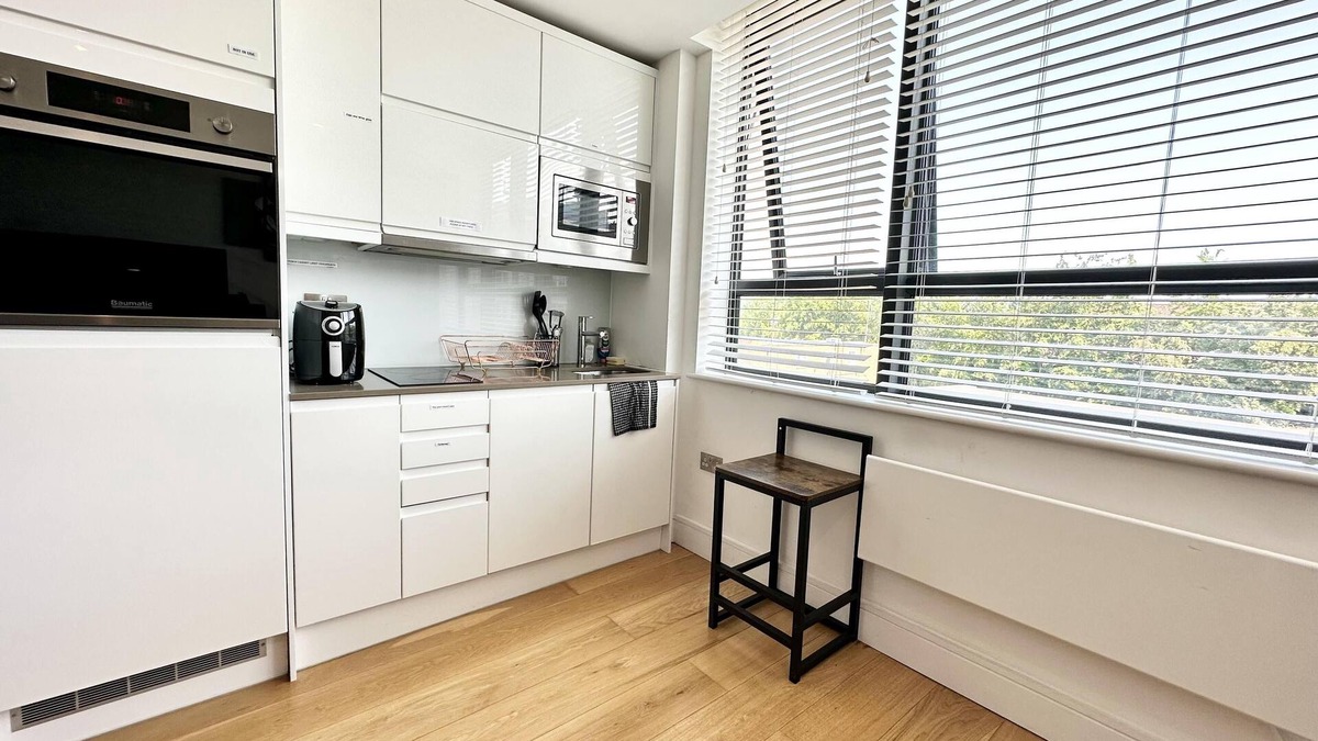 Haywards Heath Apartment | Condo Apartment With Workspace