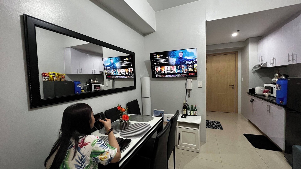 Santo Cristo Condo | Condo in SM North, Quezon City with Pool, Netflix, WiFi, AC