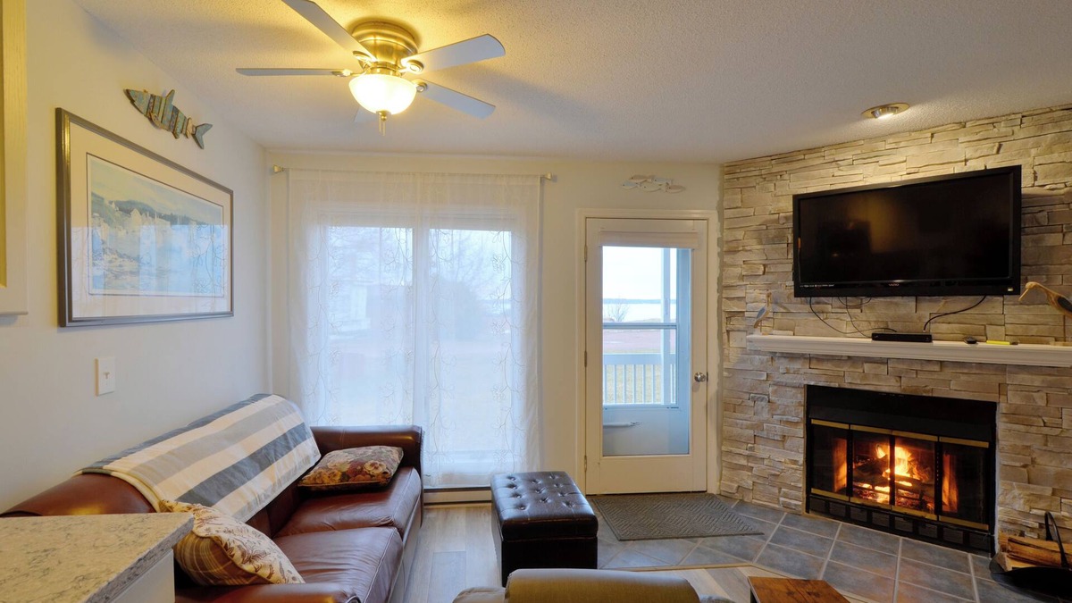 Bayfield Condo | Condo Just Steps from the Lake with Fireplace