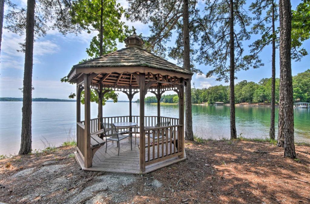 Salem Apartment | Condo on Lake Keowee with Resort Amenities and Pool!