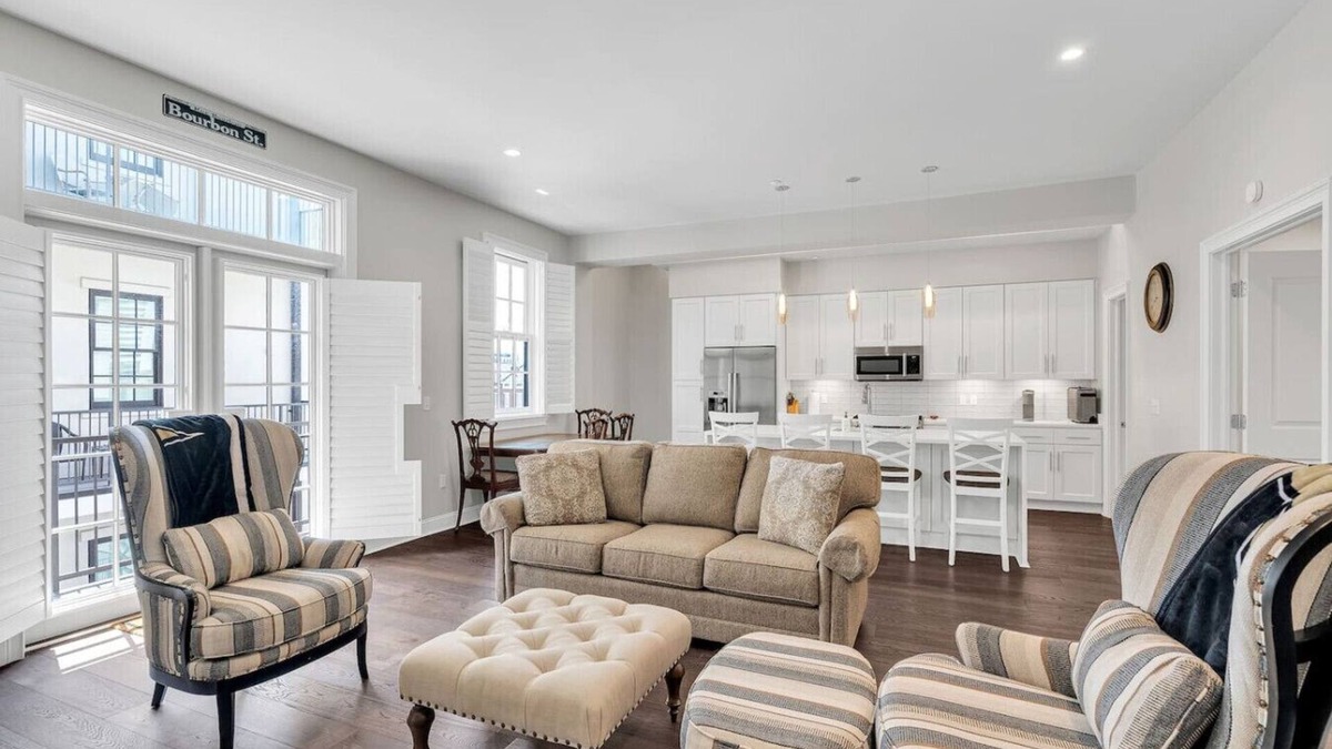 Central Business District Apartment | Condo on St. Charles - Streetcars, Parking, Pool!
