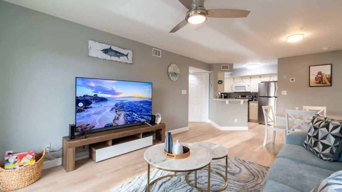 Ocean Side Village Condo | Condo with all Essentials, Gym & Pool - Beachside