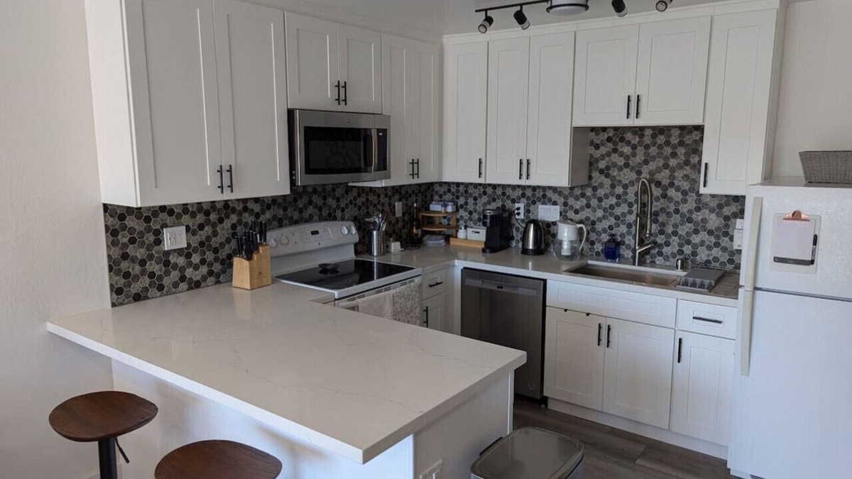 Oakland Ave - Harrison St Apartment | Condo with Pool + Secure Parking