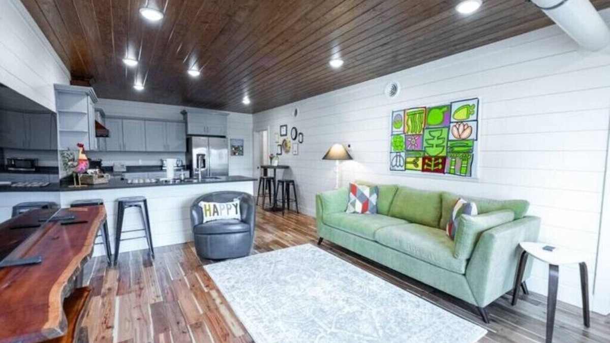 Cullman Apartment | Condominium B in the Hollernn