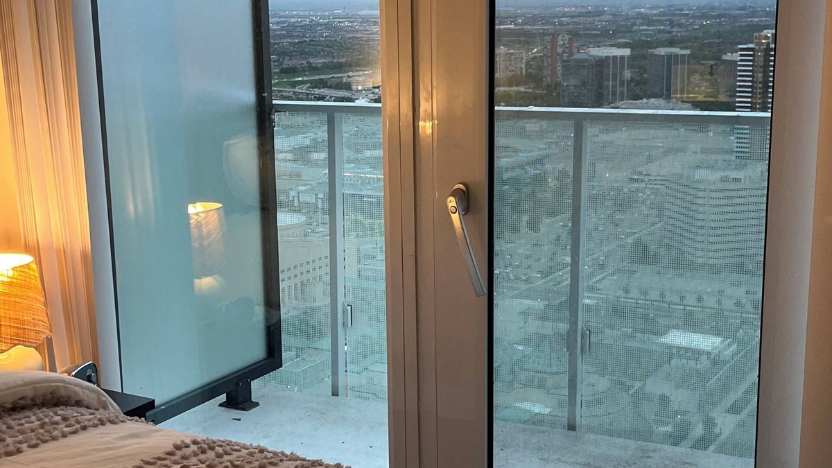 Downtown Mississauga Condo | Condos rooms downtown Mississauga
