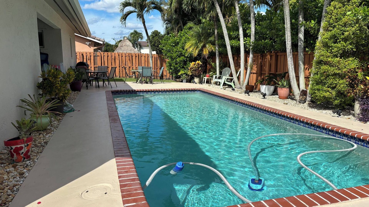 Richmond West House | CONFORTABLE 4-BEDROOM 2 BATH HOME WITH POOL IN THE CENTER OF MIAMI.