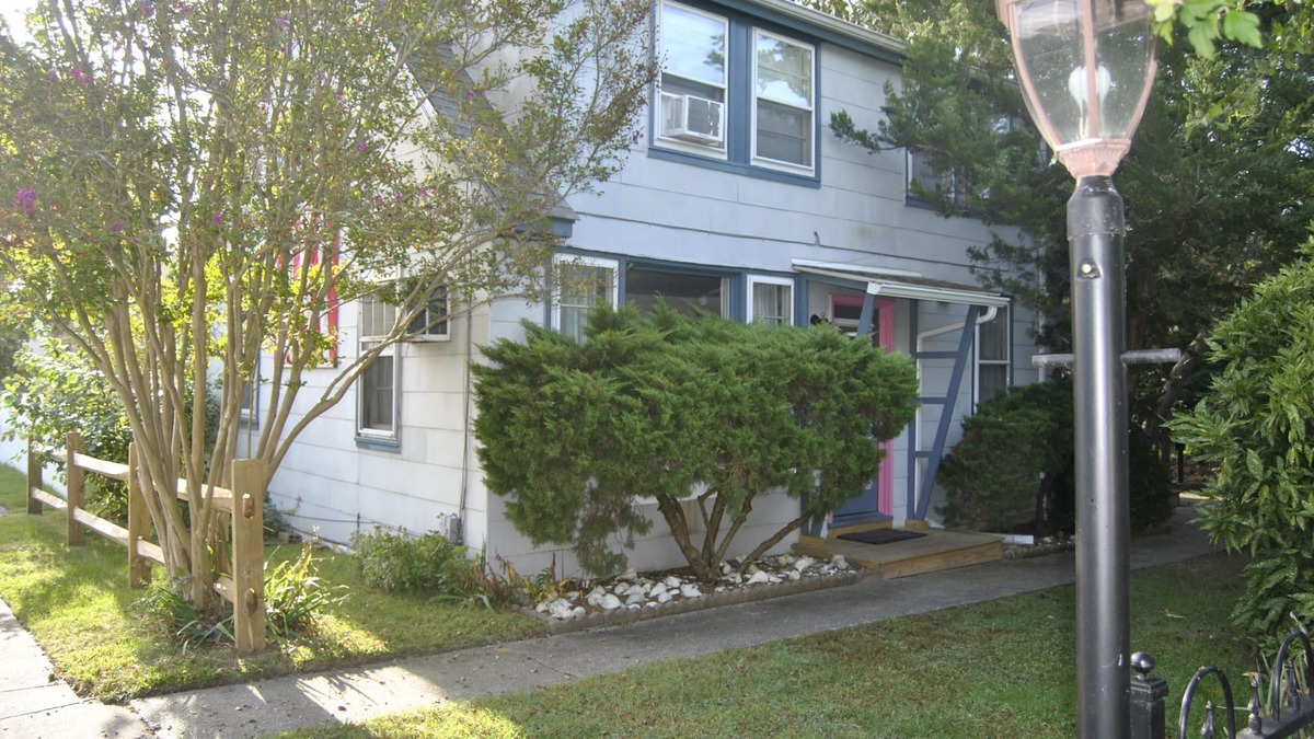 Cape May Cottage | Congress Street Cottage - Easy walk to beaches, restaurants, and shopping!