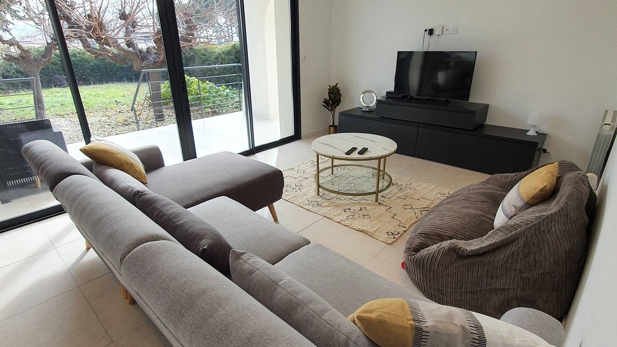 Saint-Felix-de-Lodez House | Contemporary house in a green setting, between land and sea.