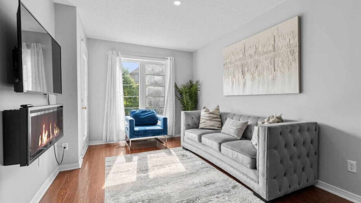 Ajax House | Contemporary 3BR Townhouse in Ajax: Cozy & Central