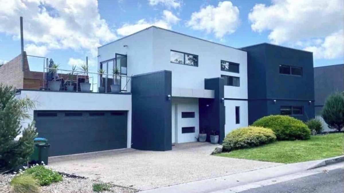 McCrae House | Contemporary 4-Bedroom Beach House with Pool Table and more!