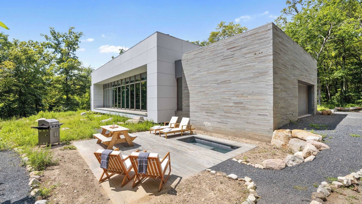 Wallkill House | Contemporary 4-BR Catskills Retreat w/plunge pool
