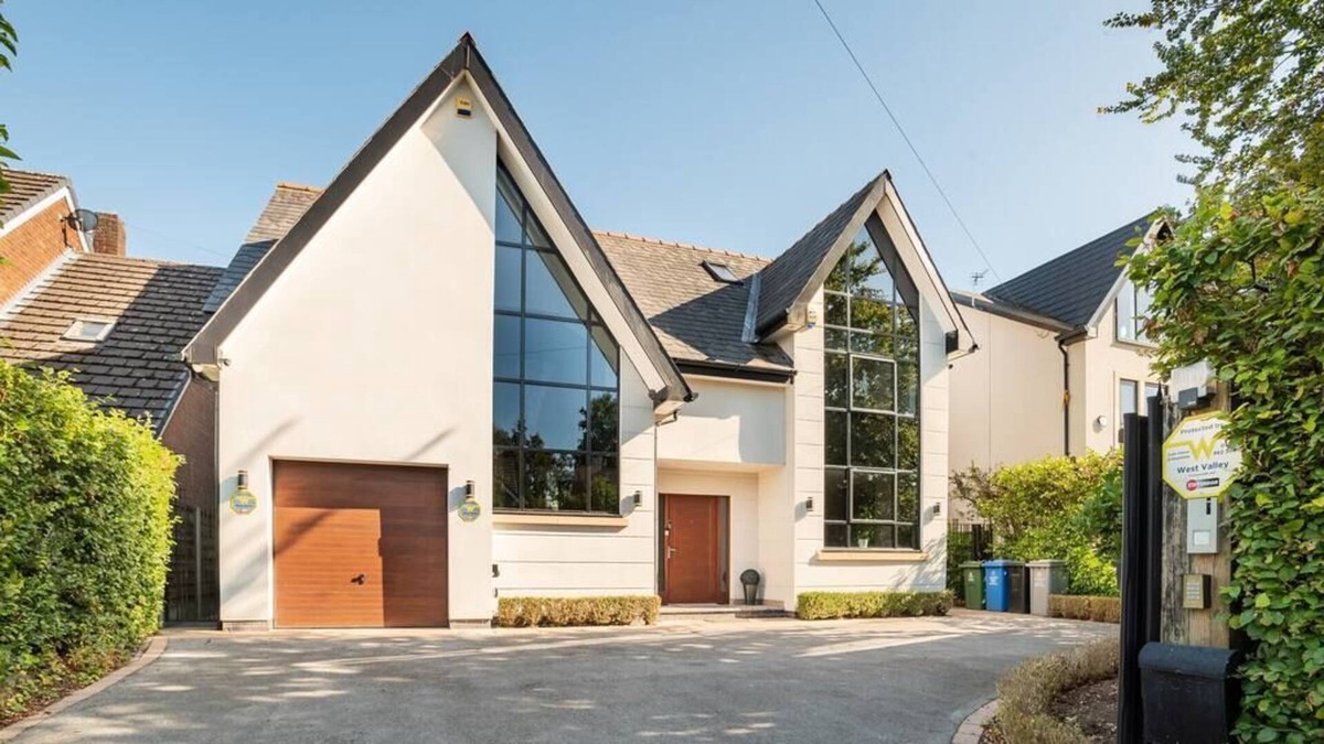 Trafford House | Contemporary 5 Bed all en-suite home