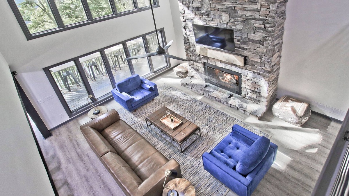 Jasper House | Contemporary 5 bedroom and 4 bath lake home