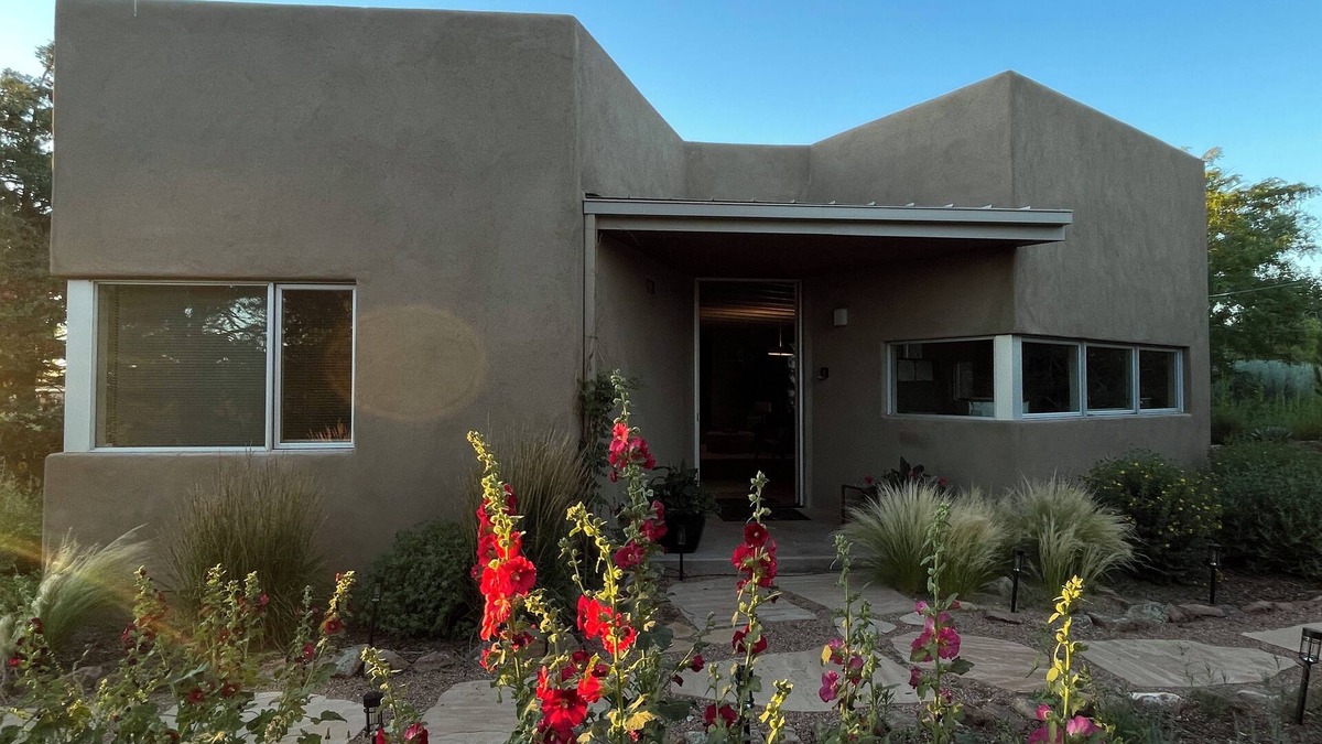 South Capitol House | Contemporary Adobe centrally located in walking distance to everything