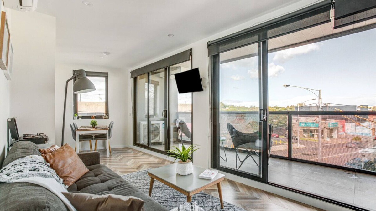 Preston Apartment | Contemporary Apt, cafes, wifi, trams & parking