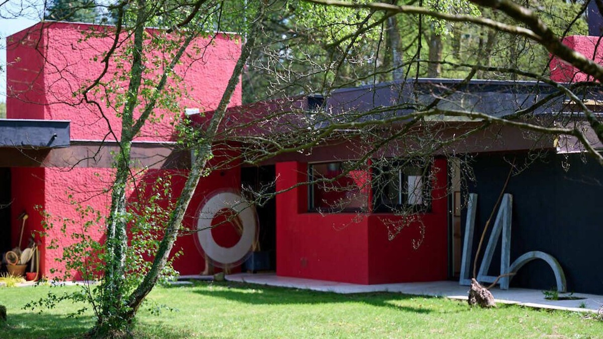 Pont-Scorff Cottage | contemporary artist's house in a vast wooded area