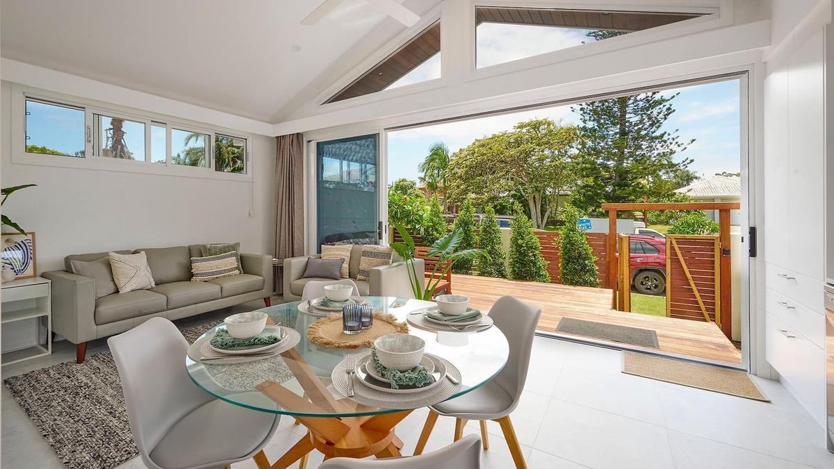 Byron Bay Cottage | contemporary beachside cottage in walking distance to beach and town